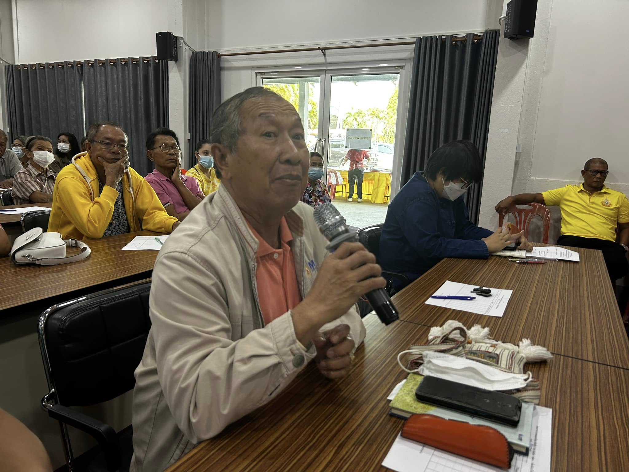 ผู้เข้าร่วมกำลังแสดงความเห็น